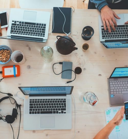 photo 1519389950473 47ba0277781c